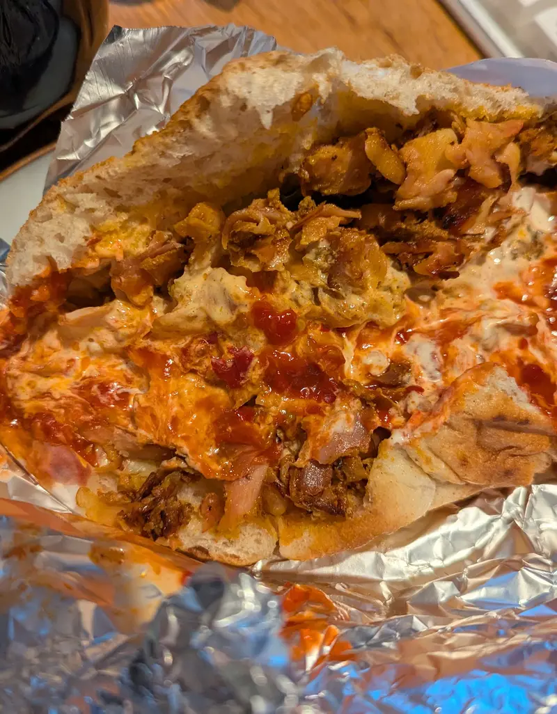 Rozwinięty kebab Kebbz w folii aluminiowej