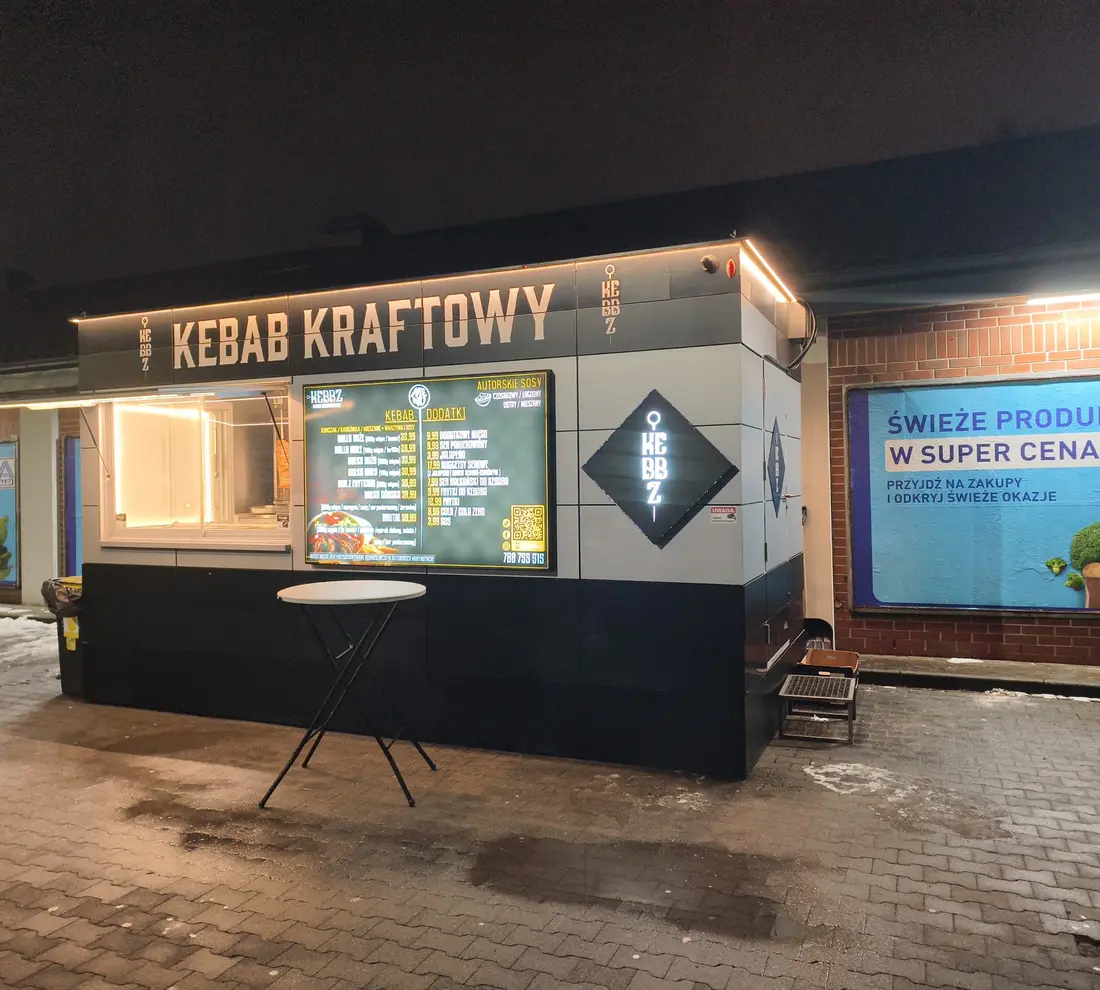 Pawilon Kebbz przy Cieszyńskiej 111 po zmroku, szyld KEBAB KRAFTOWY